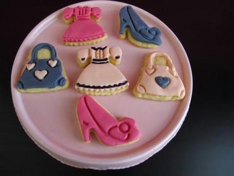 Lasciate raffreddare i biscotti e poi decorateli con la pasta di zucchero Lasciate raffreddare i biscotti e poi decorateli con la pasta di zucchero