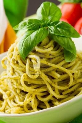 9703635-deliziosa-pasta-italiana-con-salsa-al-pesto