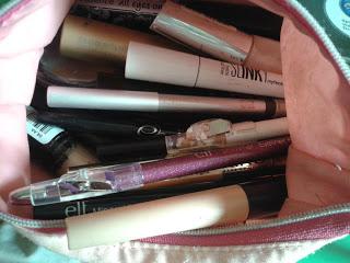 My makeup bag ^-^ e gli irrinunciabili!!!