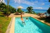 Un tuffo in una delle piscine private a Taveuni Palms Resort