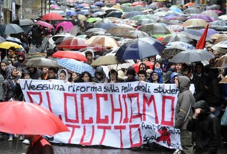 manifestazione studenti a napoli contro legge gelmini