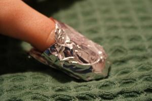 Practical Lessons # 2 – The easiest way to remove the dark nail polish (and even nail art)
