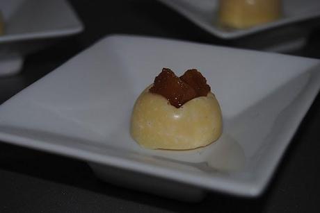 Cioccolatini bianchi con pinoli e mostarda alle pere Cioccolatini bianchi con pinoli e mostarda alle pere