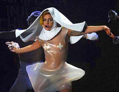 Lady Gaga tra ragazzetti brufolosi e un attempato stilista