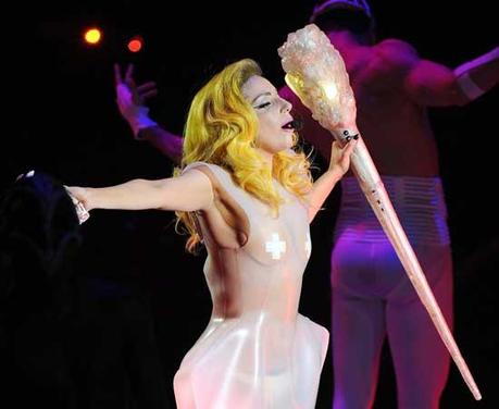 LADY GAGA SEMINUDA NEI CONCERTI  A MILANO