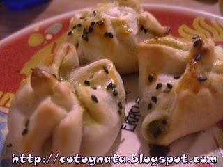 Fagottini di zucca gialla e semi di papavero... Fagottini di zucca gialla e semi di papavero...