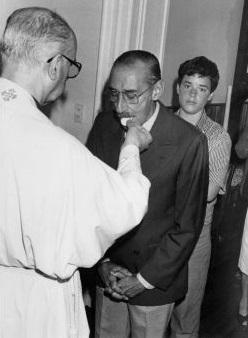 Bergoglio comunica videla