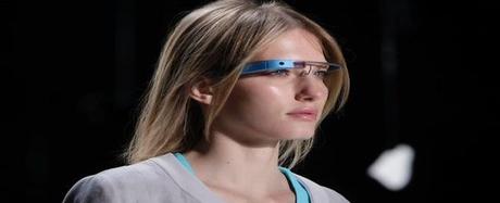 Google Glass passa alla FCC: audio a conduzione ossea, Wifi e Bluetooth google-glass-girl