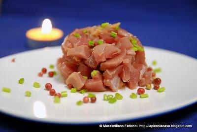 Una ricetta per il pesce crudo : tartare di tonno pinna gialla con zenzero sotto aceto, gambi di prezzemolo e salsa di soia
