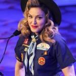 Madonna in uniforme da boy scout alla manifestazione pro-gay