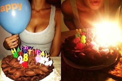 Nicole Minetti festeggia il suo 28° compleanno da sola e con il seno in mostra.