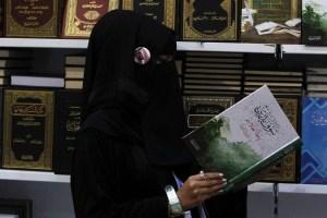 Credits @ahmed_ragazza saudita che legge un libro, da notare la spilla con Re Abdullah