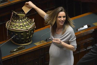 La neo deputata Valentina Vezzali rischia di cadere in Parlamento a causa del pancione...