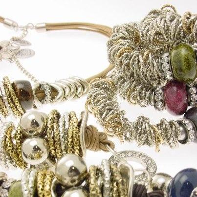 Foto: La moda scintilla nelle magiche notti d'estate. Oro e argento sono spalmati, colati, spruzzati su borse e scarpe. Cascate di glitter vestono pelli e tessuti. Il metallizzato è un classico estivo, ma bando al total look a favore di piccoli tocchi che illuminano il look. Per voi, le idee shopping che vi fanno essere al passo con la moda