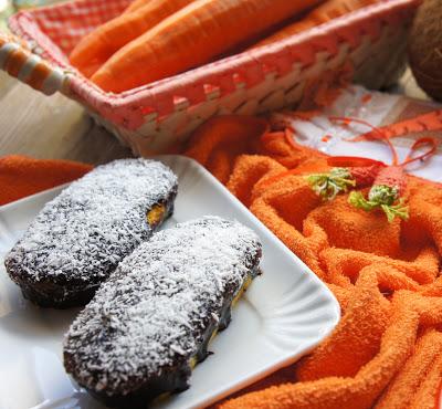 Tortine di carote con glassa al cioccolato e granella di cocco