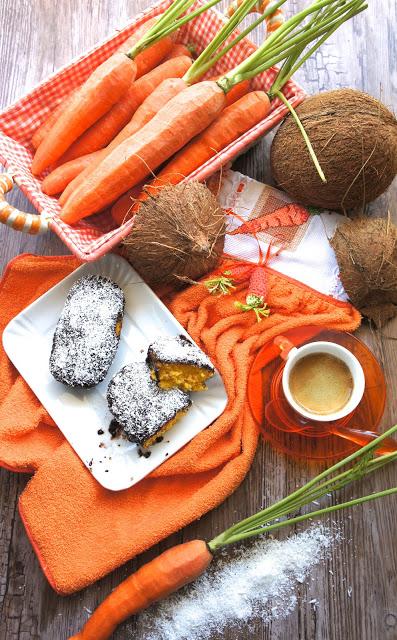 Tortine di carote con glassa al cioccolato e granella di cocco