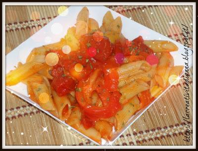 Penne con peperoni e pomodorini.