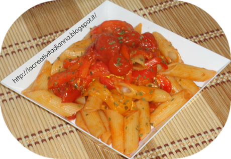 Penne con peperoni e pomodorini.