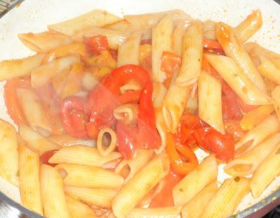 Penne con peperoni e pomodorini.