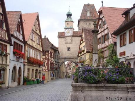 La Romantische Strasse in Germania Würzburg Schongau Rottenbuch Rothenburg Romantische Strasse Nördlingen Neuschwanstein Landsberg am Lech harburg germania Fussen Feuchtwangen Donauwörth Dinkelsbühl destinazioni Baviera Augusta Augsburg 