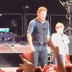 Bruce Springsteen invita sul palco il fan di 11 anni (video)