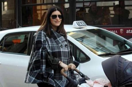 LAURA PAUSINI PASSEGGIATA A ROMA CON LA PICCOLA PAOLA