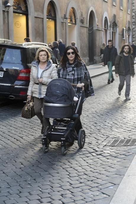 LAURA PAUSINI PASSEGGIATA A ROMA CON LA PICCOLA PAOLA