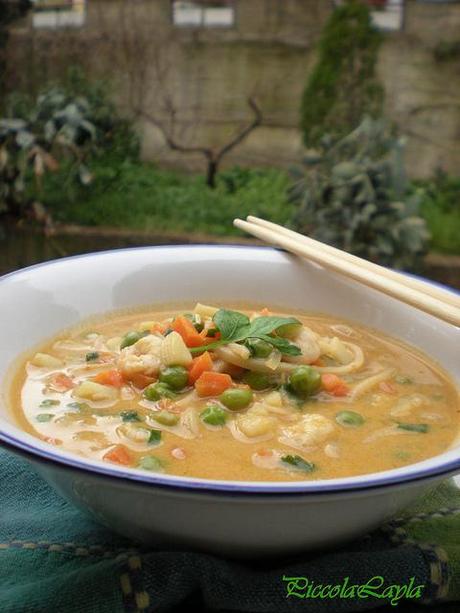 Zuppa di Noodles Thailandese ai gamberi noodls con verdure e gamberi (4)