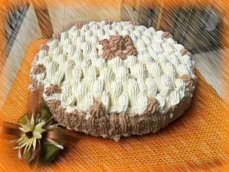 Possiamo decorare la nostra torta anche con semplice panna bianca in superficie e al cacao nei lati