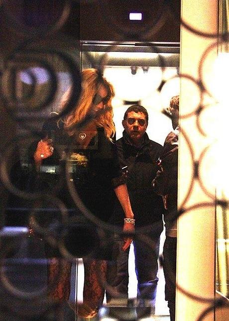 VALERIA MARINI E GIOVANNI COTTONE SCELGONO LE FEDI NUZIALI A MILANO VALERIA MARINI E GIOVANNI COTTONE SCELGONO LE FEDI NUZIALI A MILANO