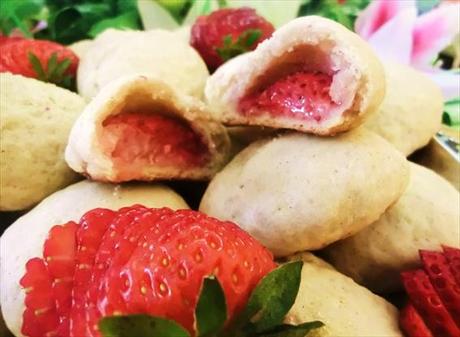 Biscotti con ripieno di fragole, senza uova e burro