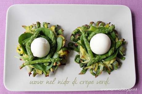 Uovo nel nido di crepe verdi, con porri, asparagi e spinacini