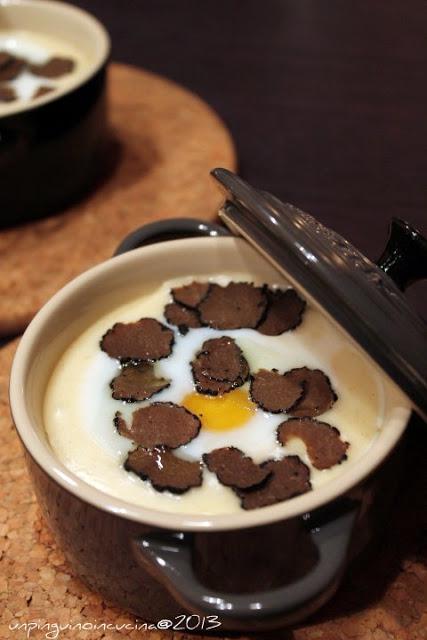 Uova in cocotte con fonduta leggera e tartufo