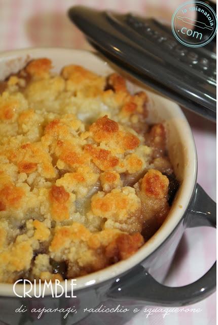 Crumble con asparagi, radicchio e squaquerone