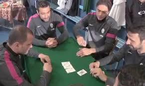 Giocatori della juventus imparano il poker 