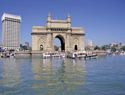 I mille volti di Mumbai, la metropoli più cosmopolita dell’India Mumbai, il Gateway of India e l'hotel Taj Mahal
