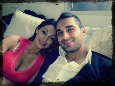 ANNA TATANGELO E IL FRATELLO SUL DIVANO DI CASA IL GIORNO DI PASQUA 2013 GOSSIP