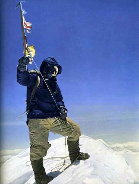 Sir Edmund Hillary fotografato da Tenzing Norgay in vetta al Monte Everest (8848 m)