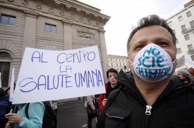 Manifestazione a Milano contro la Geoingegneria clandestina (alias scie chimiche) e le mafie che ci governano
