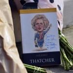 Margaret Thatcher è morta omaggi e fiori davanti la sua casa 06