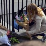 Margaret Thatcher è morta omaggi e fiori davanti la sua casa 05