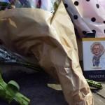 Margaret Thatcher è morta omaggi e fiori davanti la sua casa 07