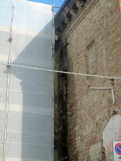 I teli di Palazzo Arzaghi: cosa lasciano intravedere. Ma cosa nascondono?