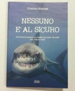 “Nessuno è al sicuro”, saggio sugli squali di Cristina Biolcati – recensione di Rosario Tomarchio