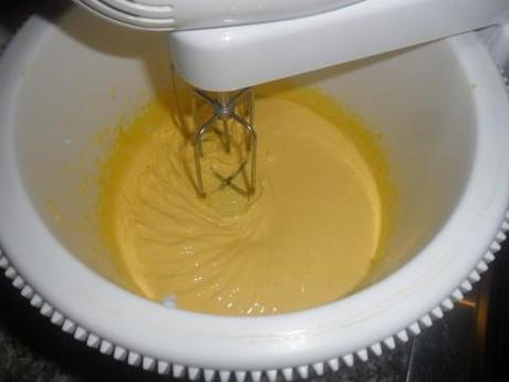 Torta alla nutella poi sbattere i tuorli con lo zucchero finchè diventano spumosi,