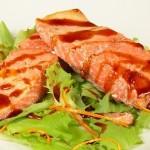 Ricette di pesce: salmone al vapore con salsa dolce all’arancia Ricette di pesce: salmone al vapore con salsa dolce all’arancia