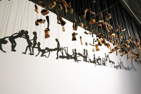 Arte spinta e provocatoria realizzata dalle ombre di parti di bambole bohyun-yoon-unity-03-terapixel.jpg