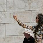 Irina Shayk visita l'Acropoli di Atene07