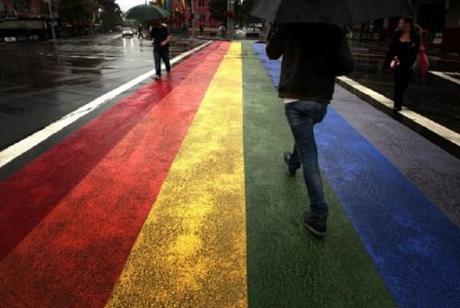 Strisce pedonali arcobaleno contro discriminazioni