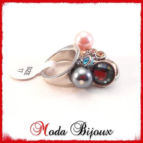 ANELLO A GRAPPOLO CON PERLE, CRISTALLI E STRASS COLORATI